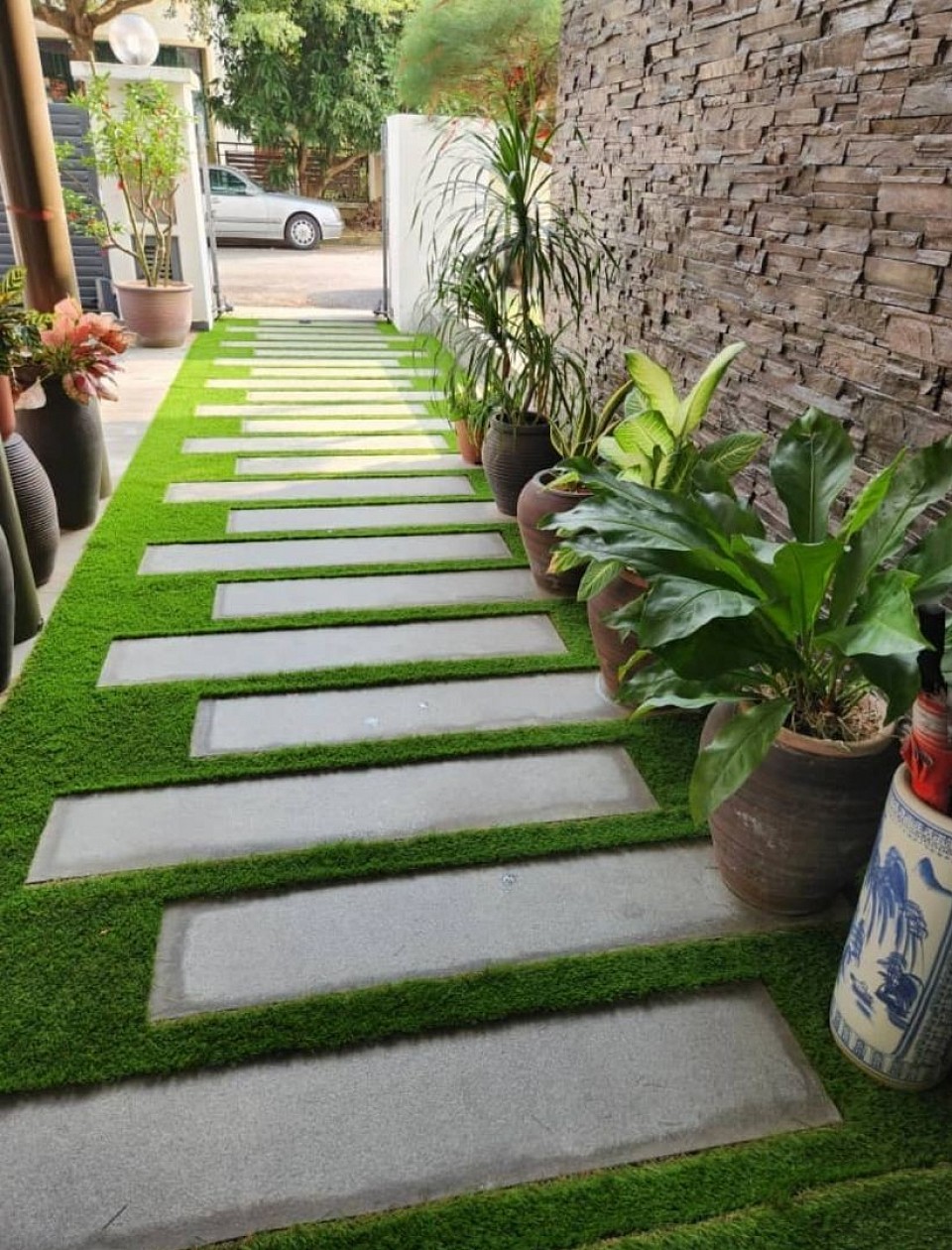 Beautify the stepping stones by using STM artificial grass is a good idea 😊